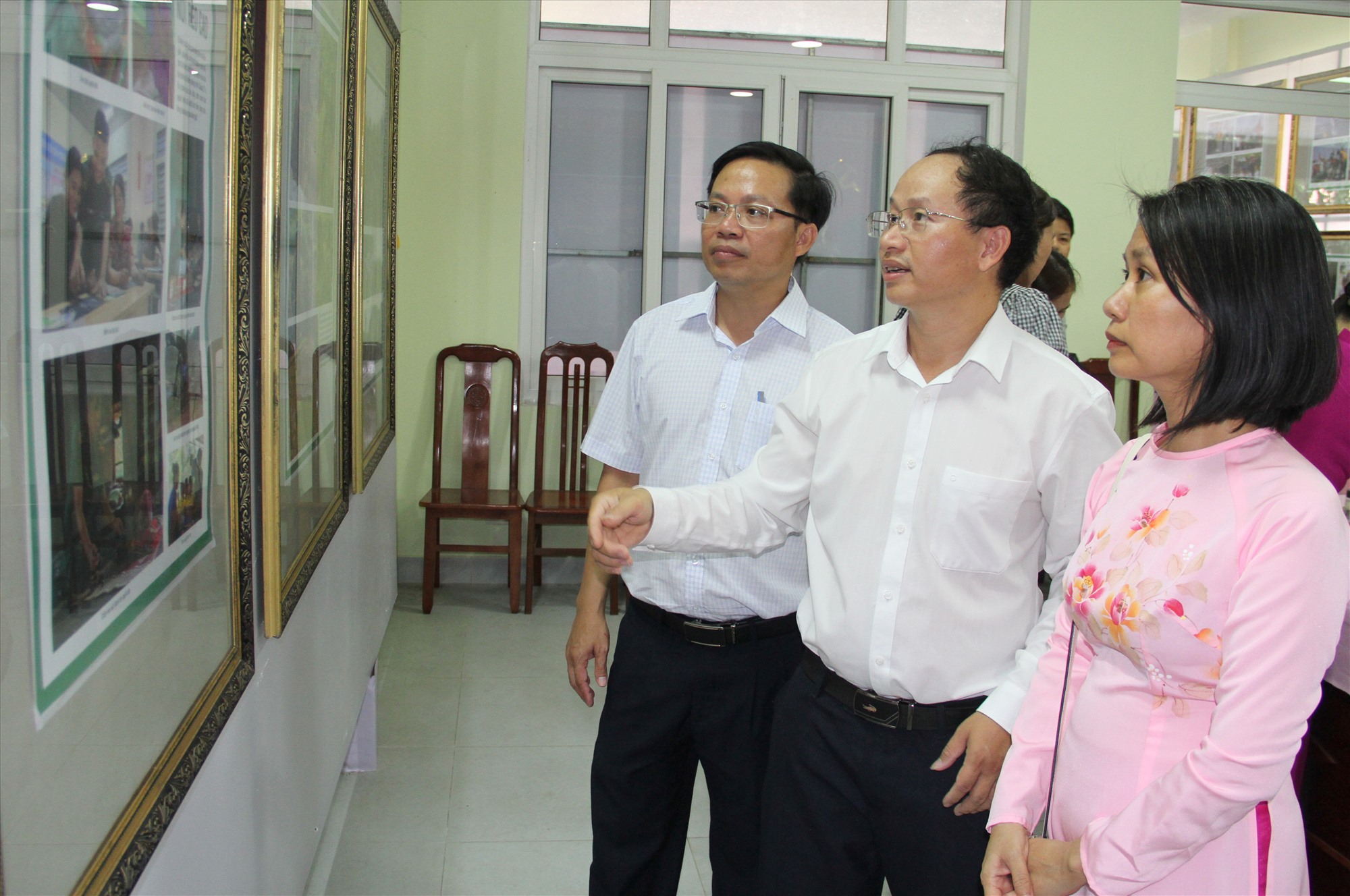 Nhà báo Hồ Thanh Thọ (ở giữa) giới thiệu về các tác phẩm ảnh về Trường Sa - Ảnh: MĐ