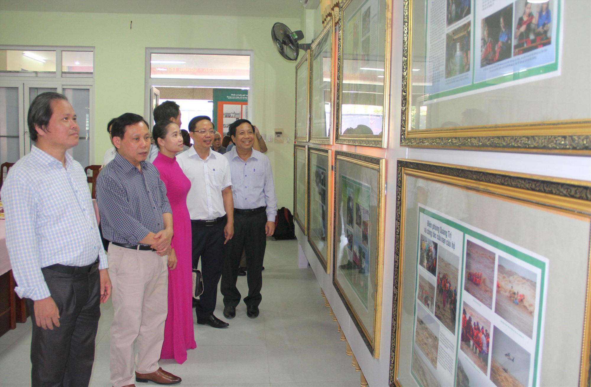 Các đại biểu tham quan triển lãm ảnh “Trường Sa - Quảng Trị: Sắc màu biên cương” - Ảnh: MĐ