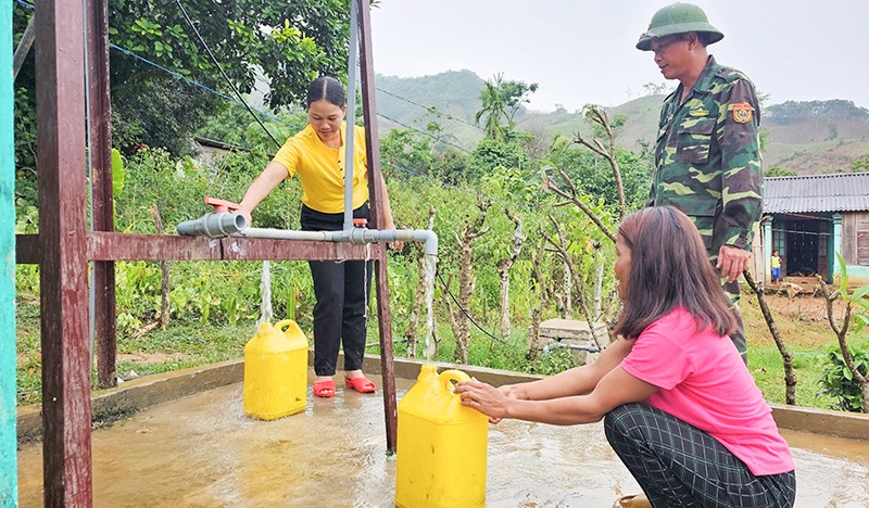 Bà con thôn A Luông, xã A Bung (huyện Đakrông) phấn khởi khi được sử dụng nguồn nước sạch do cán bộ, chiến sĩ Đồn Biên phòng CKQT La Lay xây tặng -Ảnh: LÊ TRƯỜNG