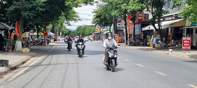Người dân trên địa bàn thị xã Quảng Trị ngày càng có ý thức chấp hành pháp luật về trật tự an toàn giao thông tốt hơn -Ảnh: H.T