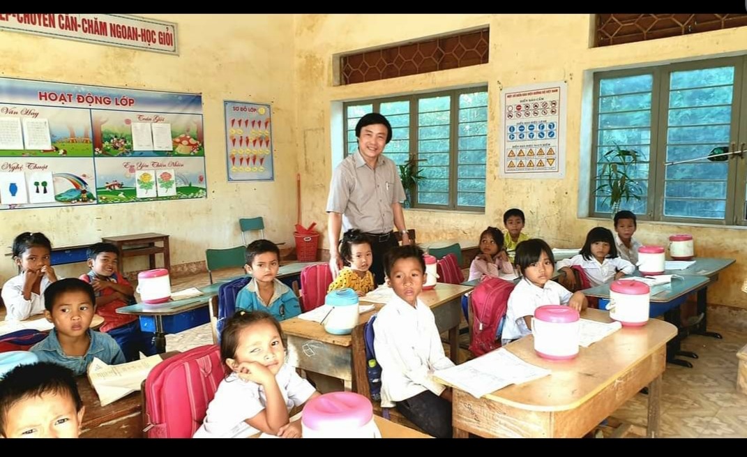 Thầy Nguyễn Mai Trọng đến thăm học sinh trong bữa cơm trưa của  mô hình “bán trú dân nuôi”