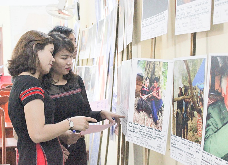 Triển lãm ảnh của Nhóm “Đồng nghiên cứu người dân tộc Pa Kô” tại xã Tà Rụt đã góp phần bảo tồn, phát triển ngôn ngữ của người dân tộc thiểu số - Ảnh: M.L