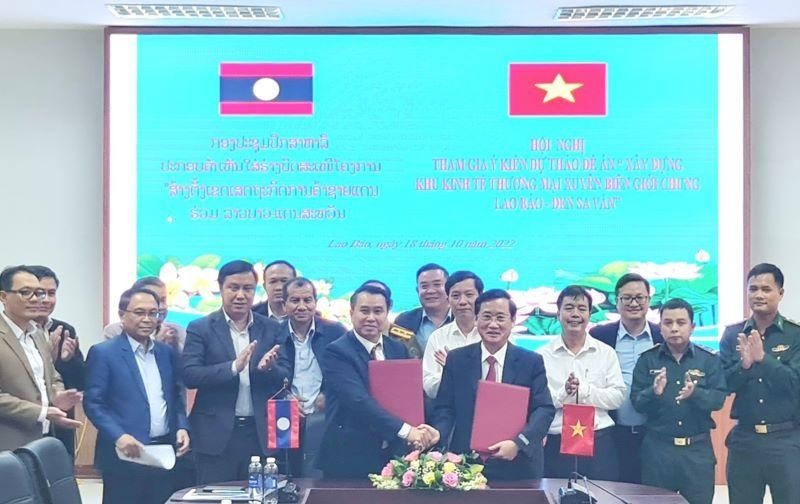 Đại diện lãnh đạo tỉnh Quảng Trị và tỉnh Savannaket (Lào) ký kết biên bản thông qua Đề án xây dựng Khu kinh tế thương mại xuyên biên giới chung Lao Bảo-Đensavẳn.