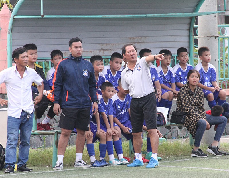 HLV Thông Tân dẫn dắt đội bóng Trung tâm đào tạo bóng đá trẻ SHB Đà Nẵng giao lưu với Trung tâm bóng đá cộng đồng Lê Quý Đôn tại TP.Đông Hà -Ảnh: M.Đ