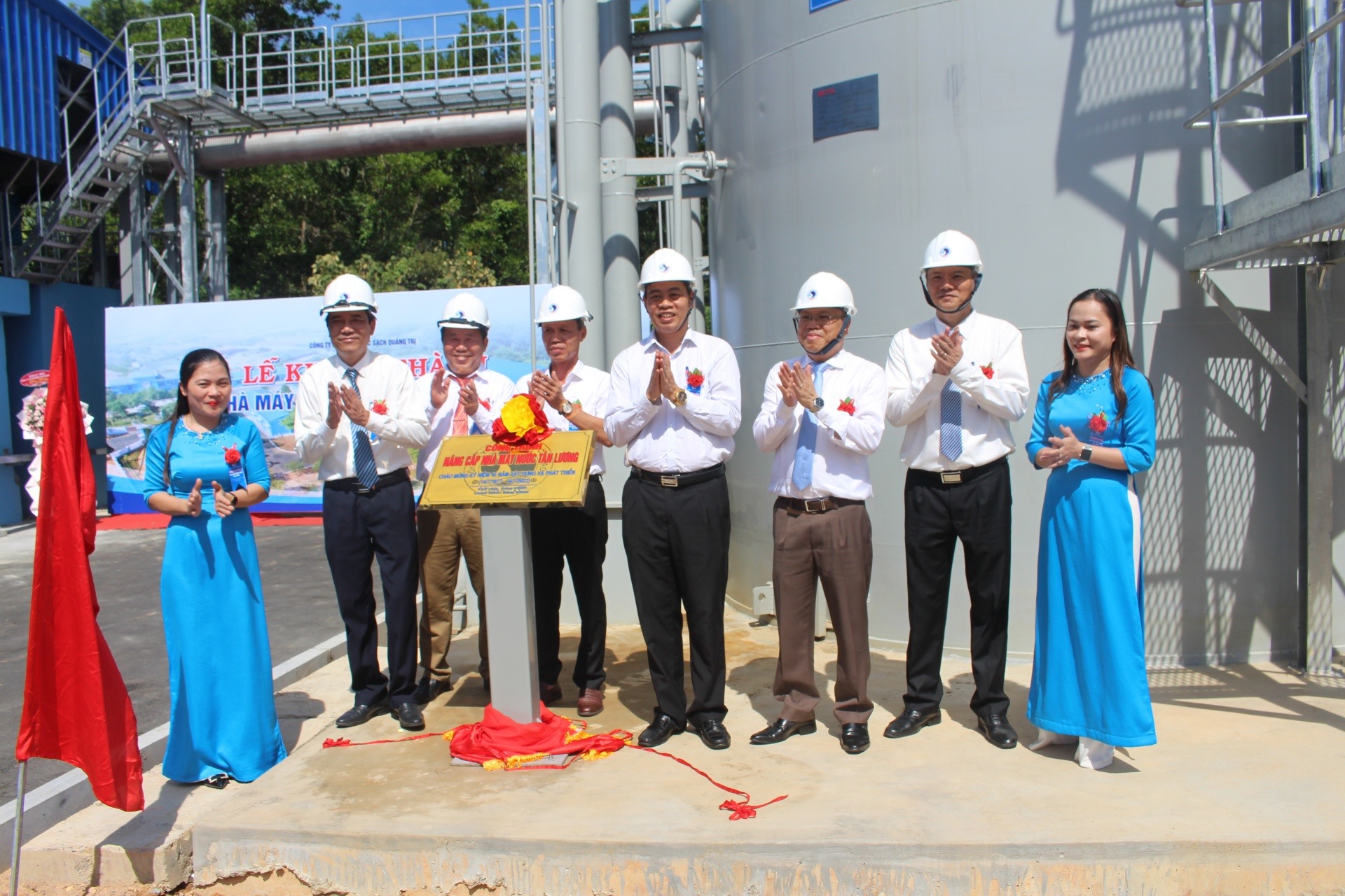 Các đại biểu thực hiện nghi thức gắn biển công trình và khởi động vận hành Nhà máy nước Tân Lương. Ảnh: H.T