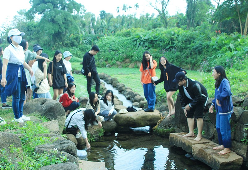 Nguồn nước từ các giếng cổ làng Hảo Sơn chảy về tưới cho ruộng đồng làng Tân Văn -Ảnh: TÚ LINH