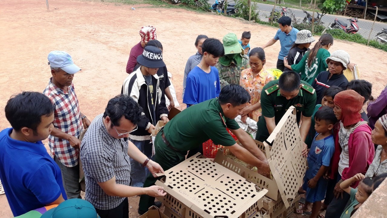 Trao tặng ngan giống tạo sinh kế cho các gia đình có hoàn cảnh khó khăn ở xã Thuận, huyện Hướng Hoá - Ảnh: ĐV