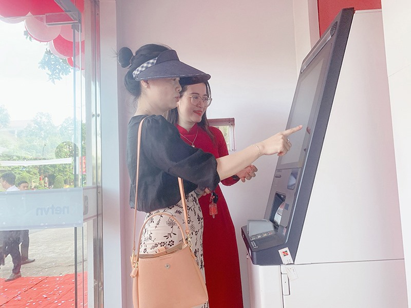 Người dân thực hiện giao dịch nộp tiền vào máy CDM của Agribank chi nhánh TP. Đông Hà -Ảnh: H.T
