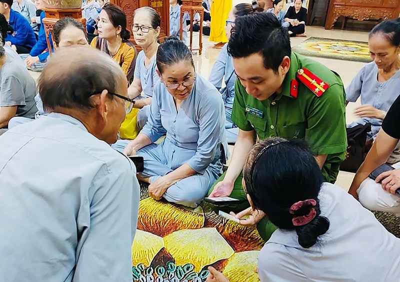 Lực lượng Công an TP. Đông Hà tuyên truyền tác hại của ma túy đến phật tử Chùa Đại Áng, phường Đông Lương -Ảnh: CAĐH