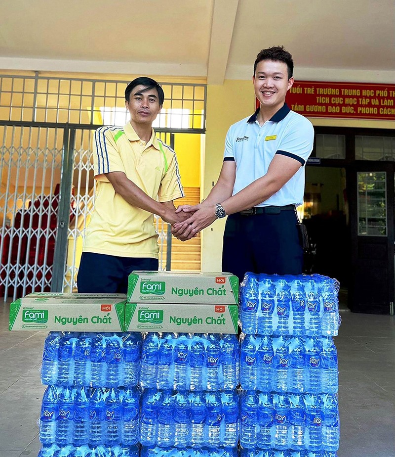 Đoàn Trường THPT Hải Lăng tiếp nhận nước lọc và sữa do nhà hảo tâm ủng hộ để tiếp sức mùa thi tốt nghiệp THPT năm 2023 -Ảnh: Đ.V