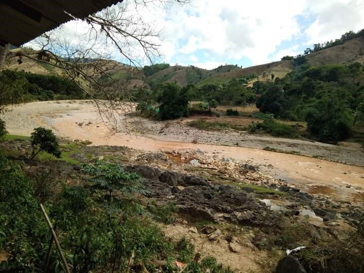 Nguồn nước sông Đakrông bị đục do tình trạng khai thác vàng trái phép ở xã Hồng Thủy - Ảnh: Như Ngọc