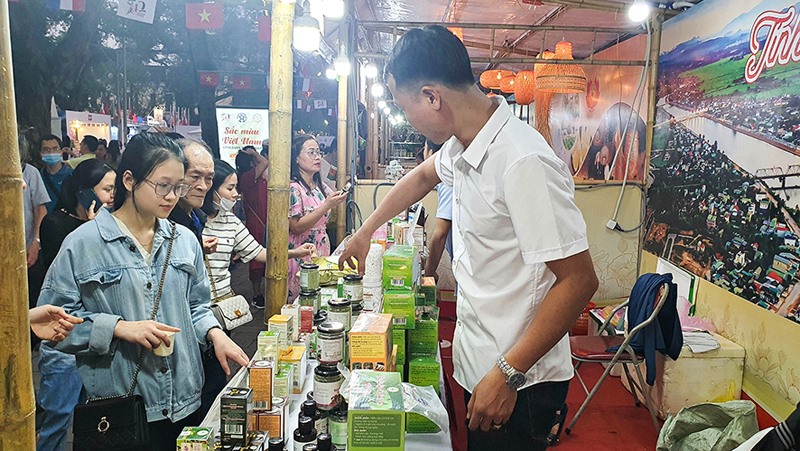 Các sản phẩm OCOP của tỉnh Quảng Trị tham gia hội chợ Sắc màu Việt Nam tại Thủ đô Hà Nội -Ảnh: L.A