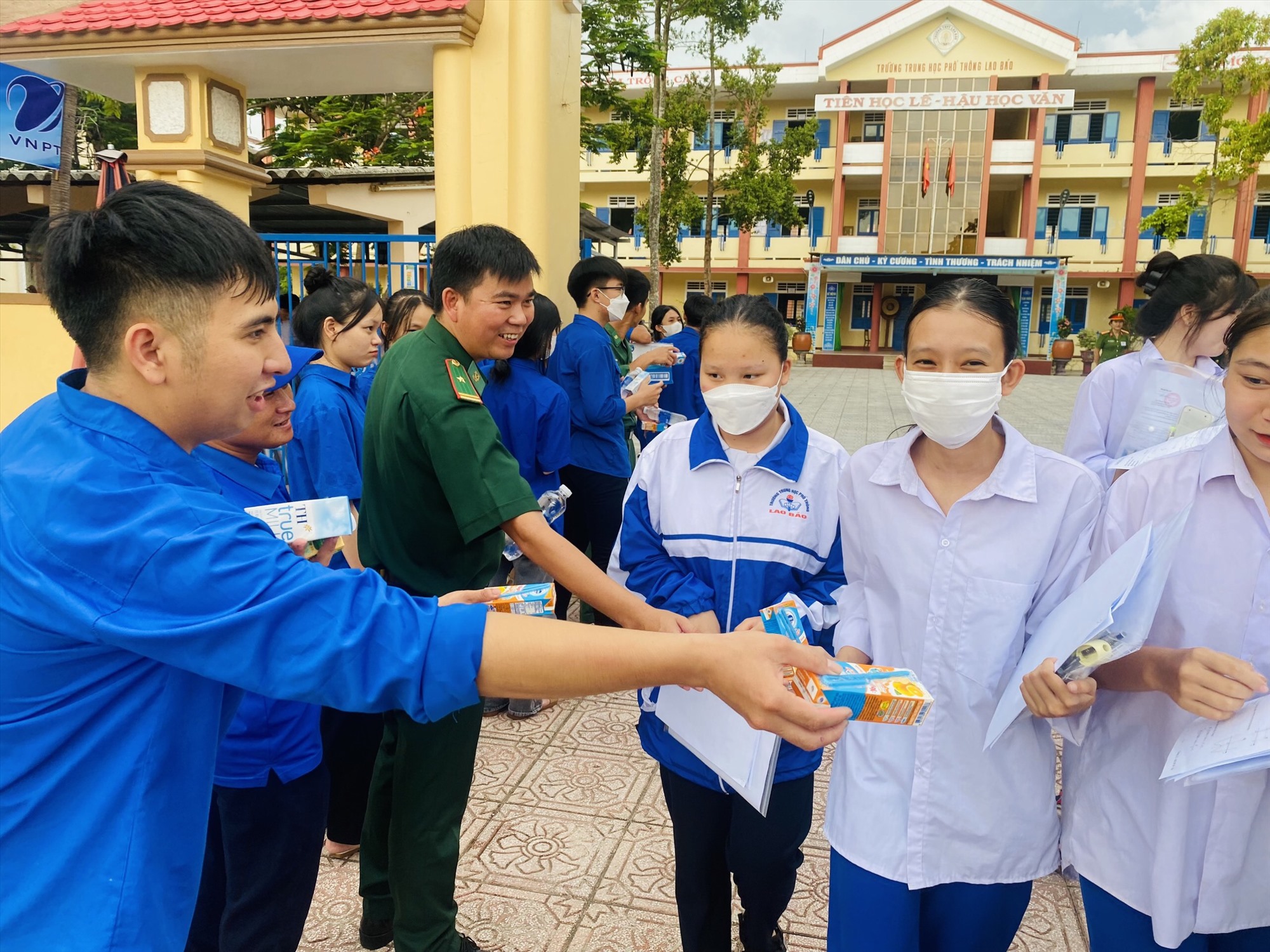 Đồn biên phòng Lao Bảo hỗ trợ thêm sữa tươi, nước lọc để tiếp sức các em học sinh trong thời gian thi.