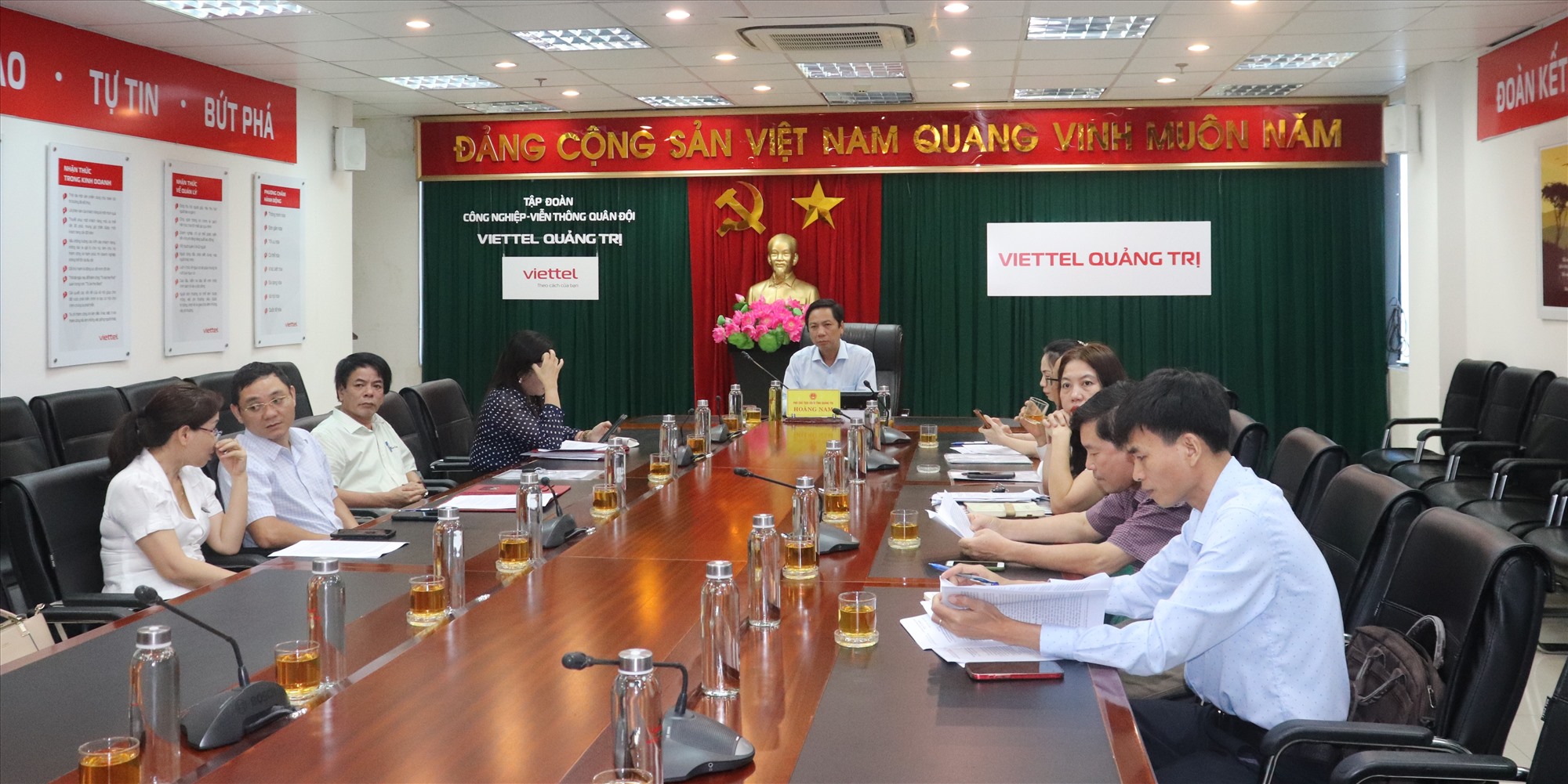 Phó Chủ tịch UBND tỉnh Hoàng Nam tham dự hội nghị tại điểm cầu Quảng Trị - Ảnh: T.P