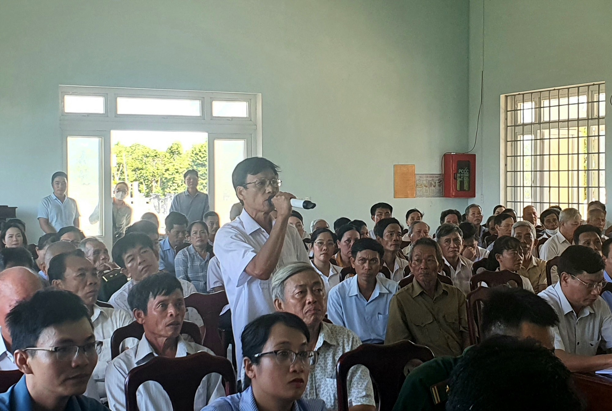 Cử tri thị trấn Cửa Tùng, huyện Vĩnh Linh tham gia ý kiến tại buổi tiếp xúc cử tri- Ảnh: Lệ Như