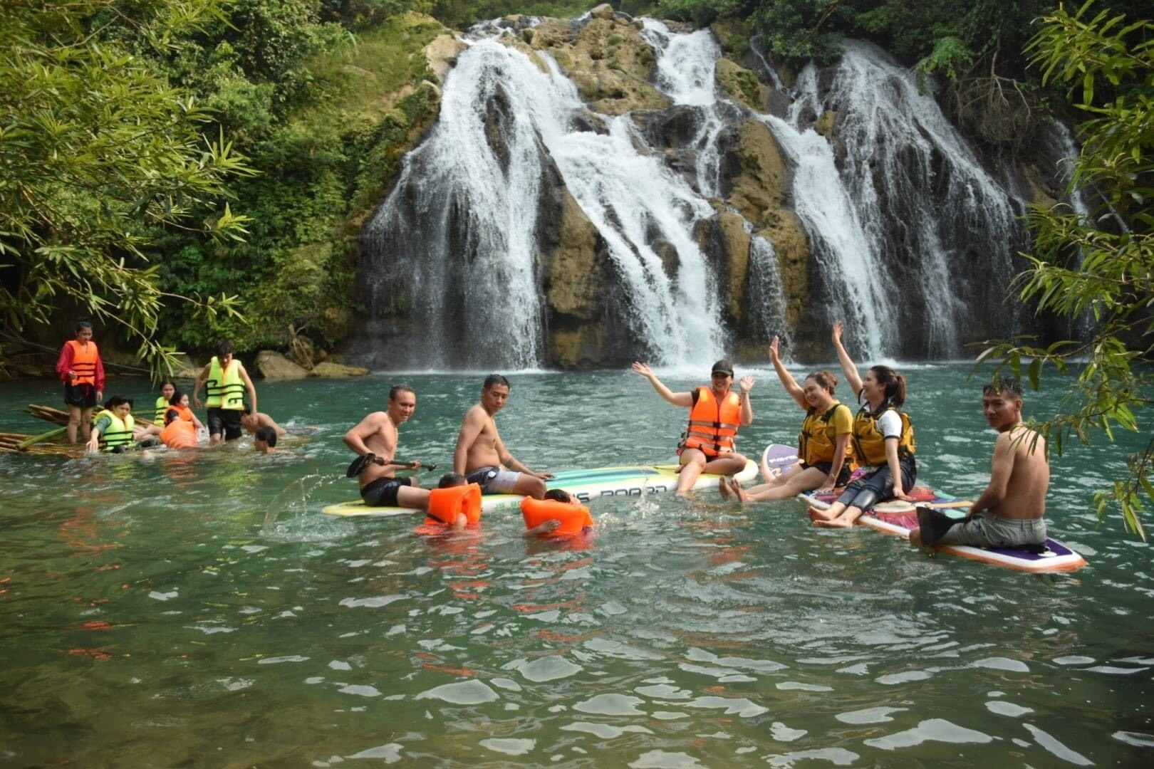 Du khách trải nghiệm tắm thác Tà Puồng ở xã Hướng Việt, huyện Hướng Hoá, tỉnh Quảng Trị. Ảnh: TGCC