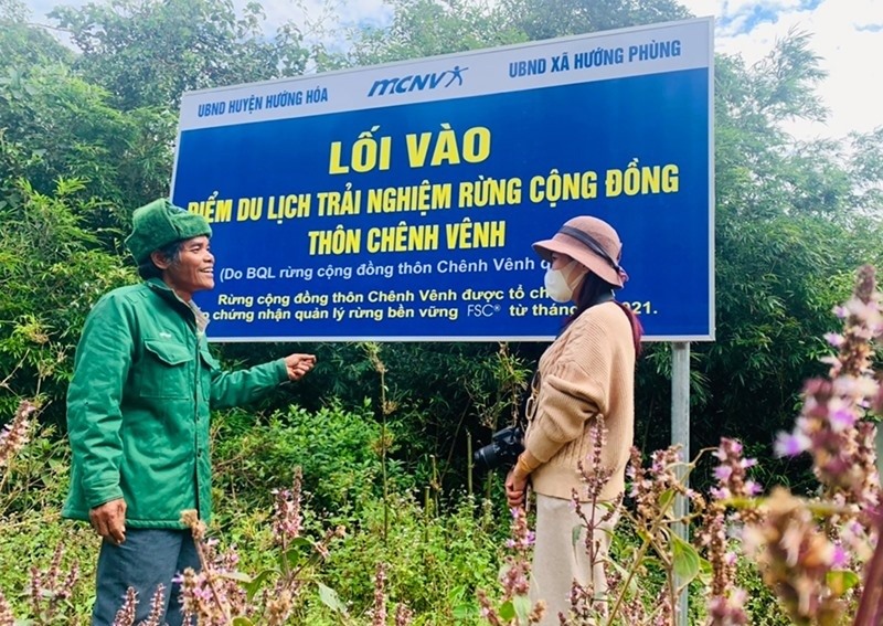 Trưởng Ban Quản lý rừng cộng đồng thôn Chênh Vênh giới thiệu với khách du lịch đến tham quan, trải nghiệm.