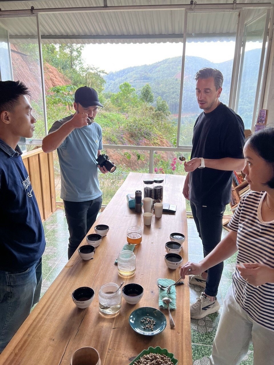 Khách nước ngoài trải nghiệm thưởng thức cà phê do Công ty TNHH Pun Coffee sản xuất.