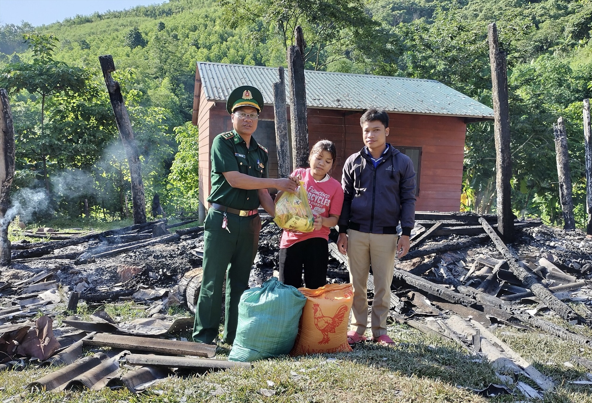 Đại diện Chỉ huy Đồn Biên phòng Ba Nang kịp thời thăm hỏi, hỗ trợ gia đình bị hỏa hoạn - Ảnh: PT