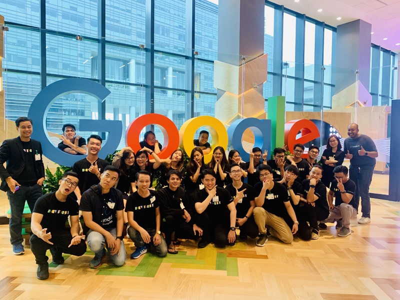 Phương Nhi cùng các lập trình viên đoạt giải trong cuộc thi Hackathon-2 thăm trụ sở Google Singapore - Ảnh: T.L