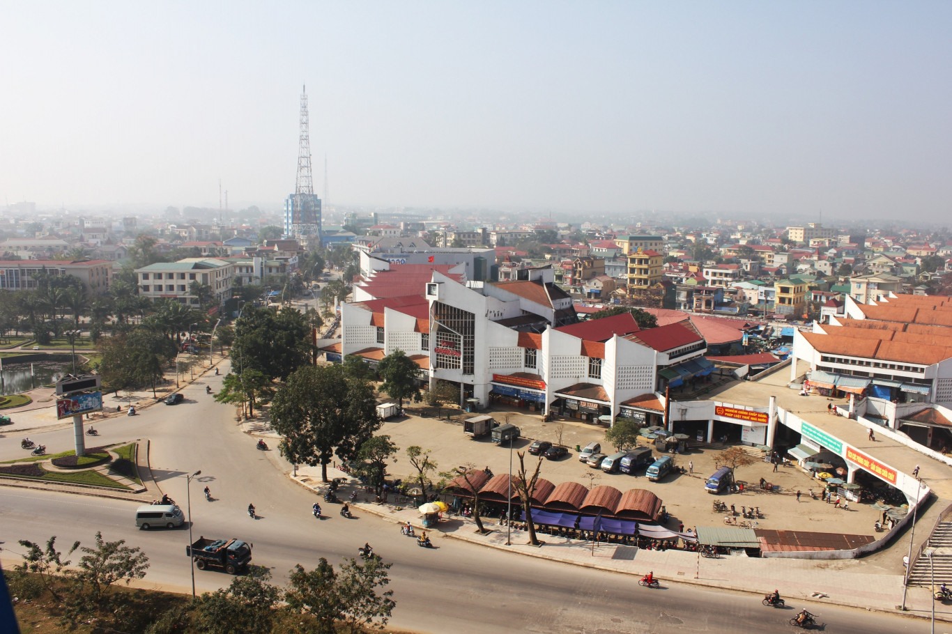 Chợ Đông Hà nằm bên quốc lộ 1A thuận lợi cho du khách ghé thăm - Ảnh: Hồ Thanh Thoan