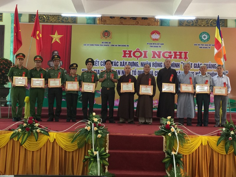 Đại tá Nguyễn Văn Thanh, Giám đốc Công an tỉnh khen thưởng các tập thể và cá nhân có thành tích xuất sắc trong phong trào Phật giáo Quảng Trị tham gia đảm bảo an ninh trật tự -Ảnh: T.N