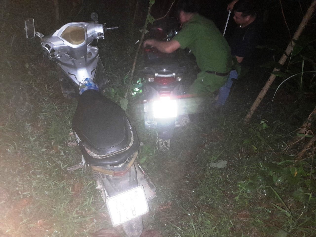 Công an huyện Đakrông thu giữ chiếc xe máy Honda SH màu đỏ là tang vật của vụ trộm - Ảnh: CADKR