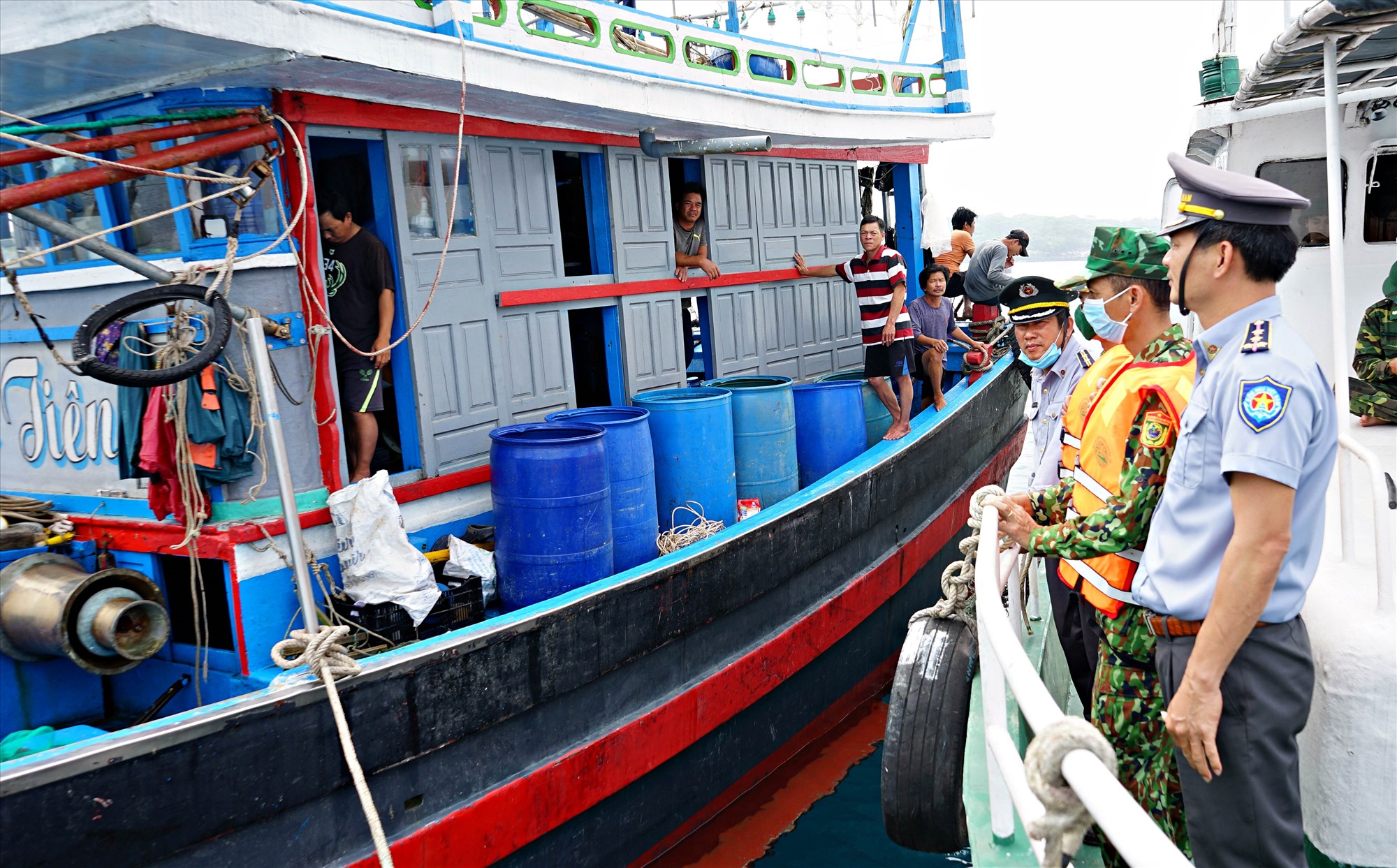 Lực lượng kiểm ngư kiểm tra tàu cá hoạt động trên vùng biển Quảng Trị - Ảnh: L.A