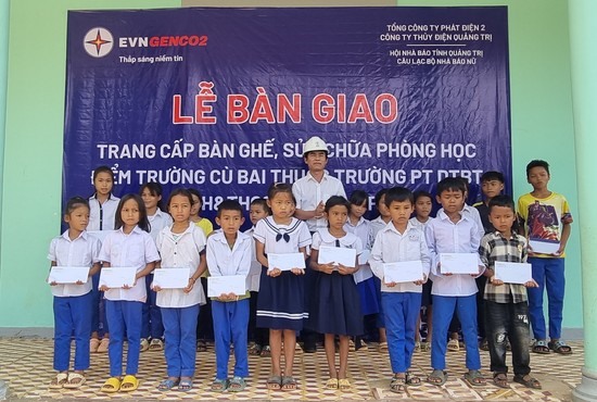 Công ty Thủy điện Quảng Trị tặng quà cho học sinh ở điểm trường Cù Bai - Ảnh: K.S