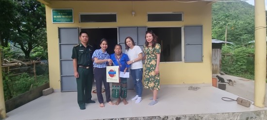 Ban chủ nhiệm Câu lạc bộ Nhà báo nữ tỉnh tặng quà cho bà Hồ Thị Vai - Ảnh: K.S