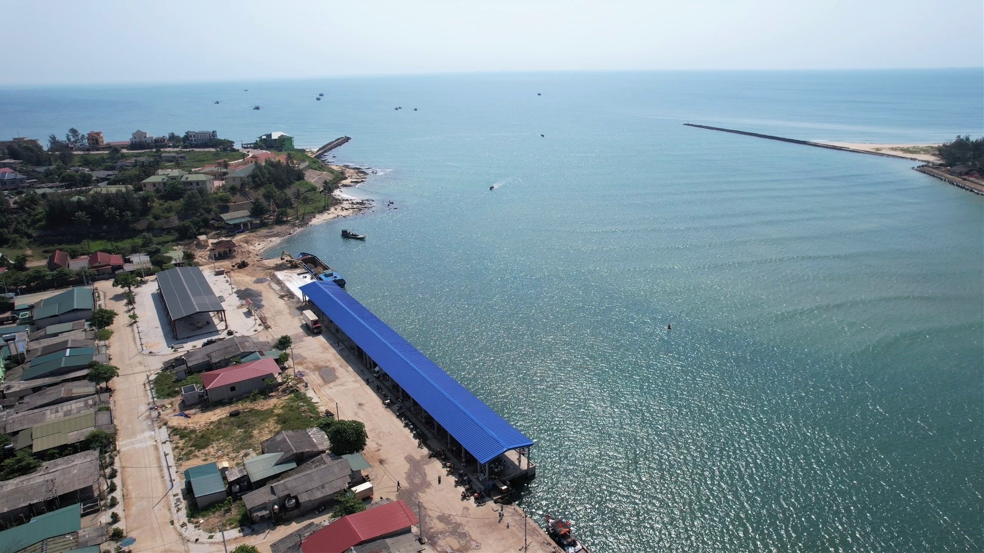 Luồng vào cảng cá Cửa Tùng bị bồi lấp nghiêm trọng khiến nhiều tàu công suất lớn phải neo đậu ngoài cửa biển - Ảnh: Lê Trường