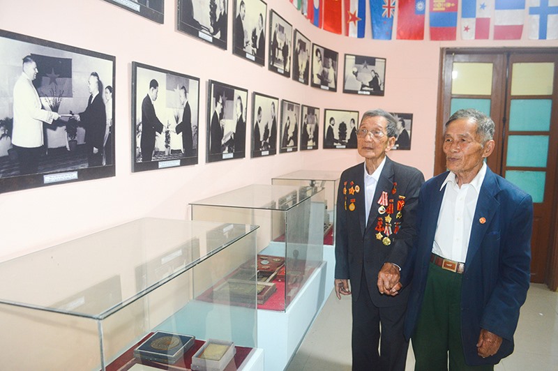 Ông Dương Tú Anh (bên phải) và ông Nguyễn Công Đoàn thăm lại Khu di tích Trụ sở Chính phủ Cách mạng lâm thời CHMNVN tại thị trấn Cam Lộ, huyện Cam Lộ - Ảnh: Đ.V