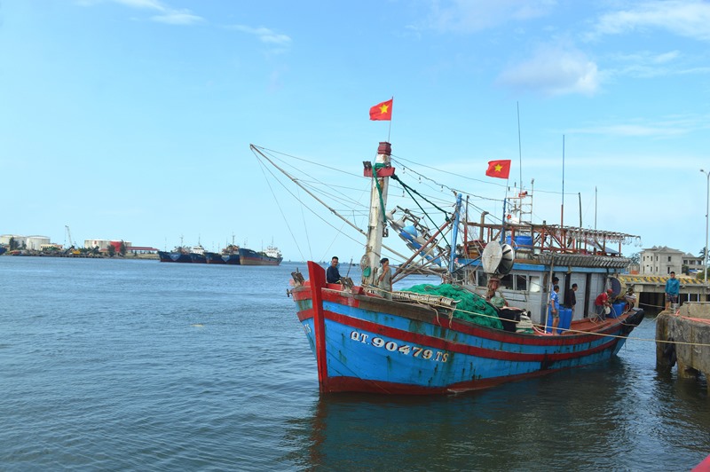 Tàu đánh bắt xa bờ của ngư dân xã Triệu An, huyện Triệu Phong chuẩn bị ra khơi - Ảnh: ĐV