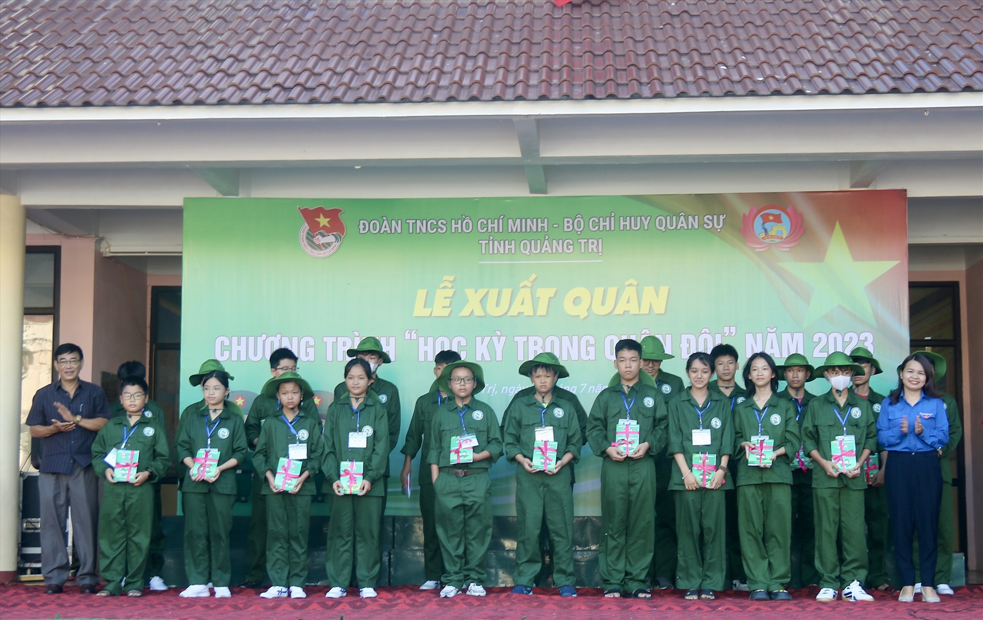 Ban tổ chức tặng quà cho các học viên tham gia Chương trình “Học kỳ trong quân đội” năm 2023 - Ảnh: N.B