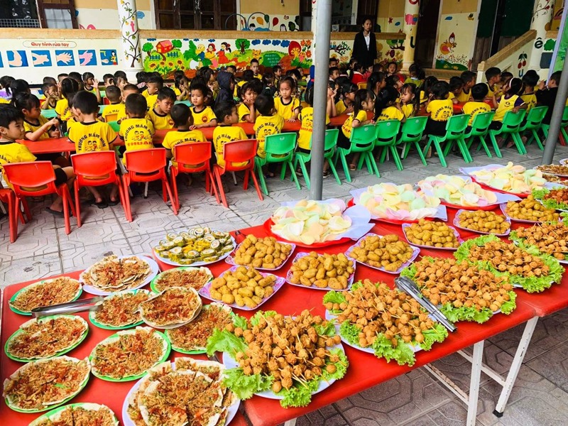Nhóm thiện nguyện Hướng Hóa tổ chức chương trình “Buffet cho bé” tại Trường Mầm non Thuận, xã Thuận, huyện Hướng Hoá - Ảnh: BẢO PHÚ