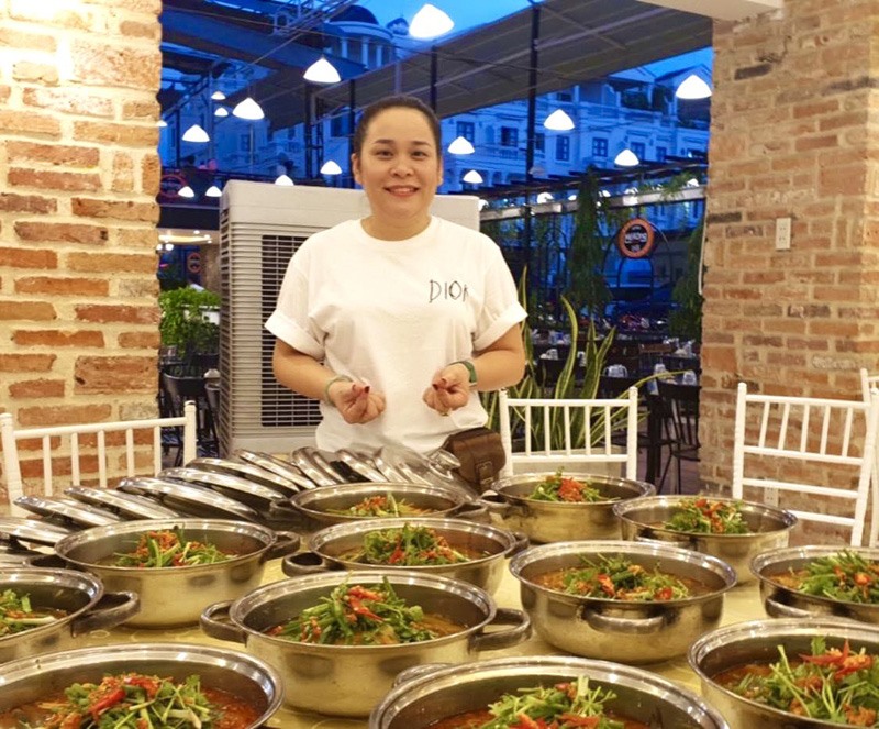 Chị Bảo Tuyên luôn đặt cái tâm và sự chu toàn trong từng món ăn đậm vị quê nhà - Ảnh: D.C