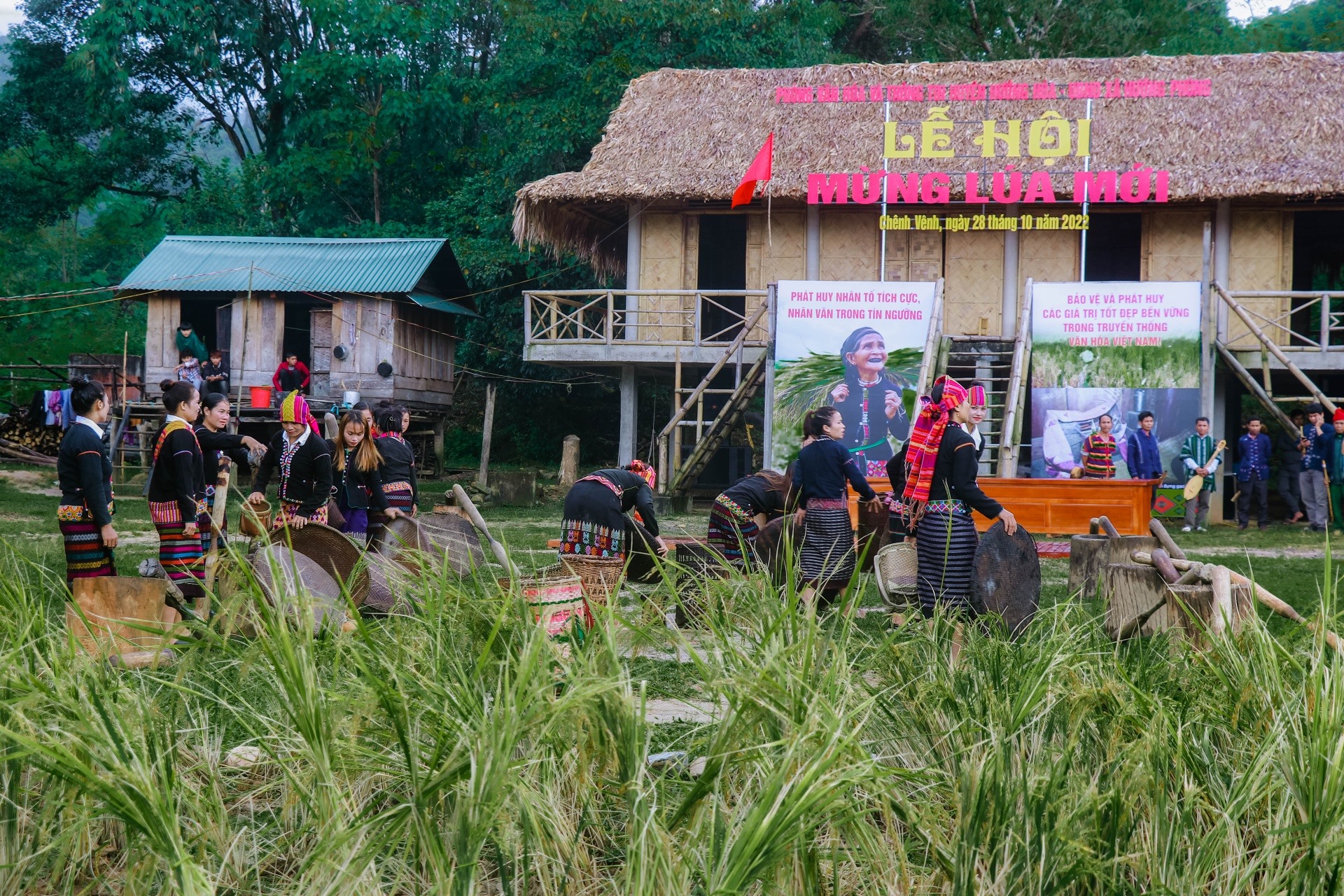 Lễ hội Mừng lúa mới của đồng bào Vân Kiều được tổ chức tại thôn Chênh Vênh.