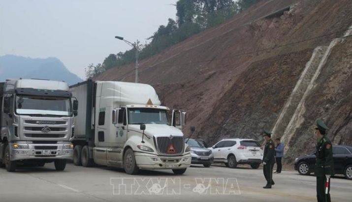 Xe hàng tại cửa khẩu Tân Thanh chuẩn bị xuất sang Trung Quốc (ảnh tư liệu).