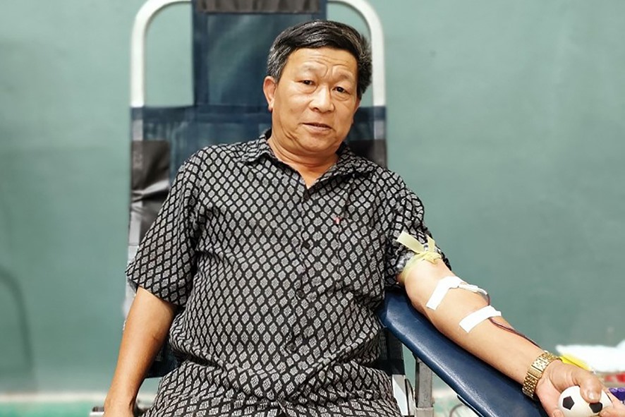 Ông Thông trong một lần tham gia hiến máu tại địa phương - Ảnh: NVCC