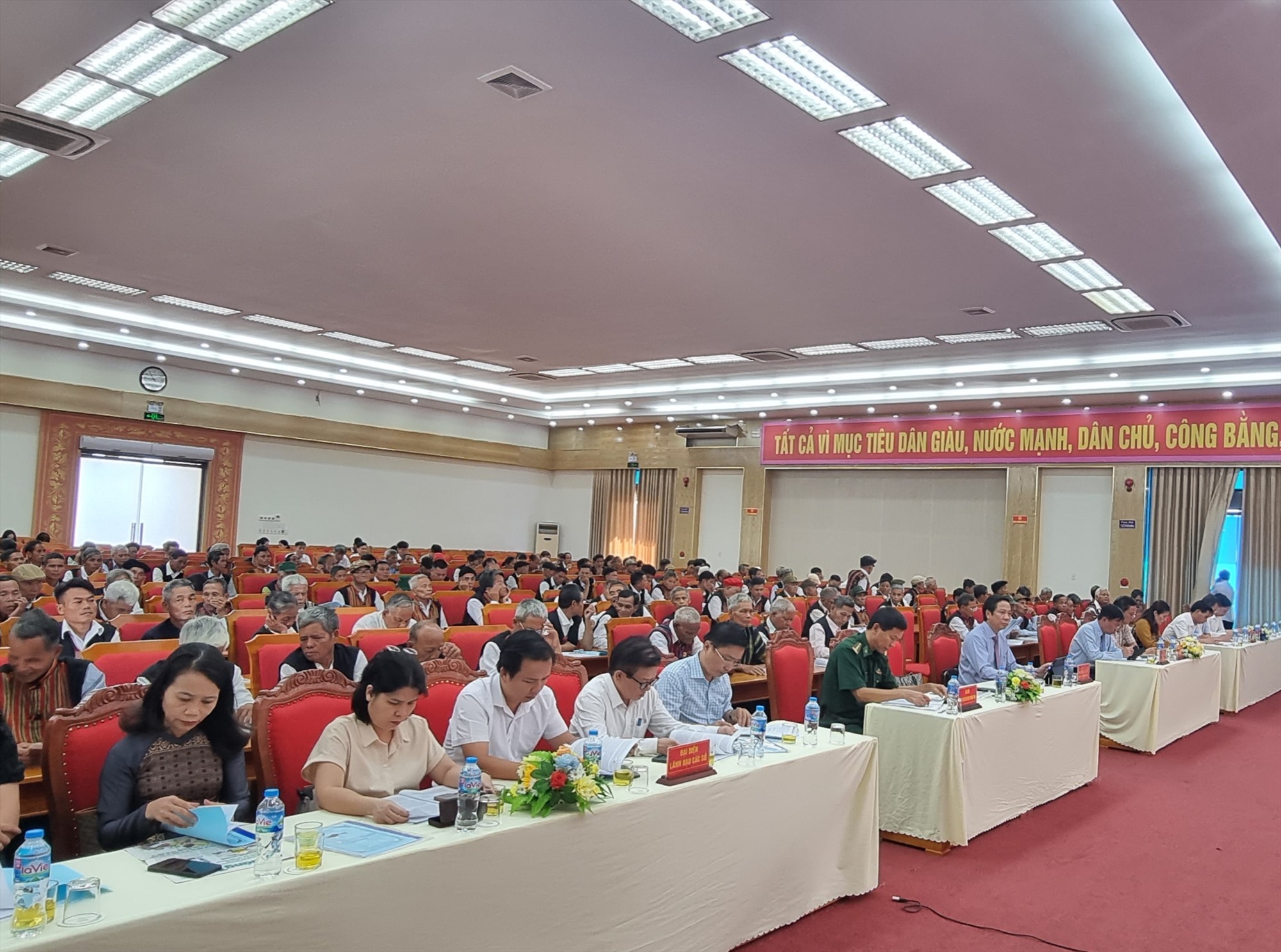 Các đại biểu tham dự hội nghị biểu dương NCUT tiêu biểu trong đồng bào DTTS tỉnh Quảng Trị năm 2023 - Ảnh: K.S