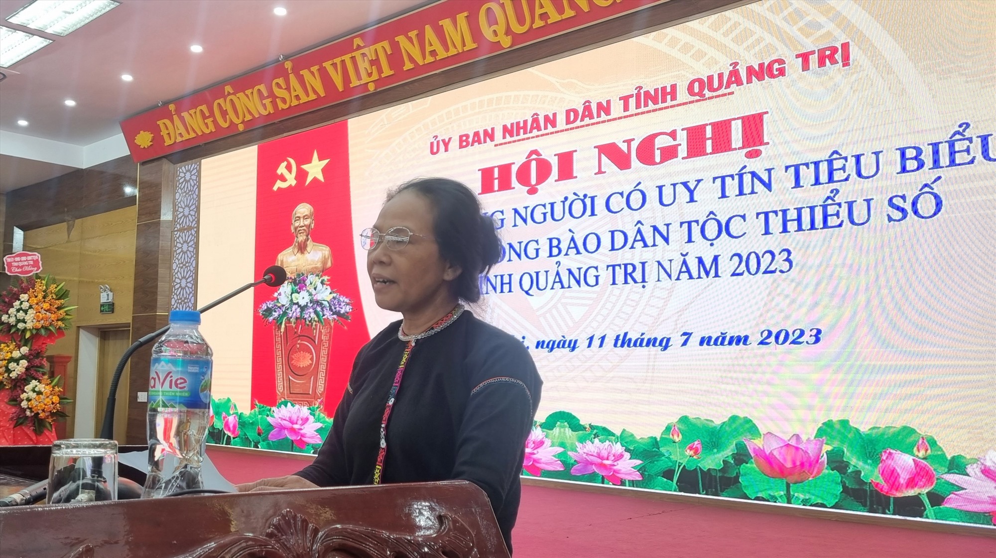 Bà Hồ Thị Thanh, NCUT trong đồng bào DTTS ở thôn Phú Thiềng, xã Mò Ó, huyện Đakrông tham luận tại hội nghị - Ảnh: K.S