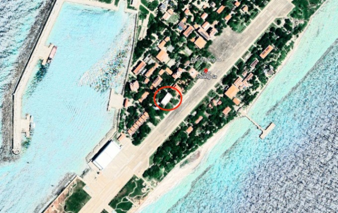 Bức ảnh vệ tinh với quốc kỳ Việt Nam bị nghi bôi trắng trên ứng dụng Google Maps và Google Earth - Ảnh chụp màn hình