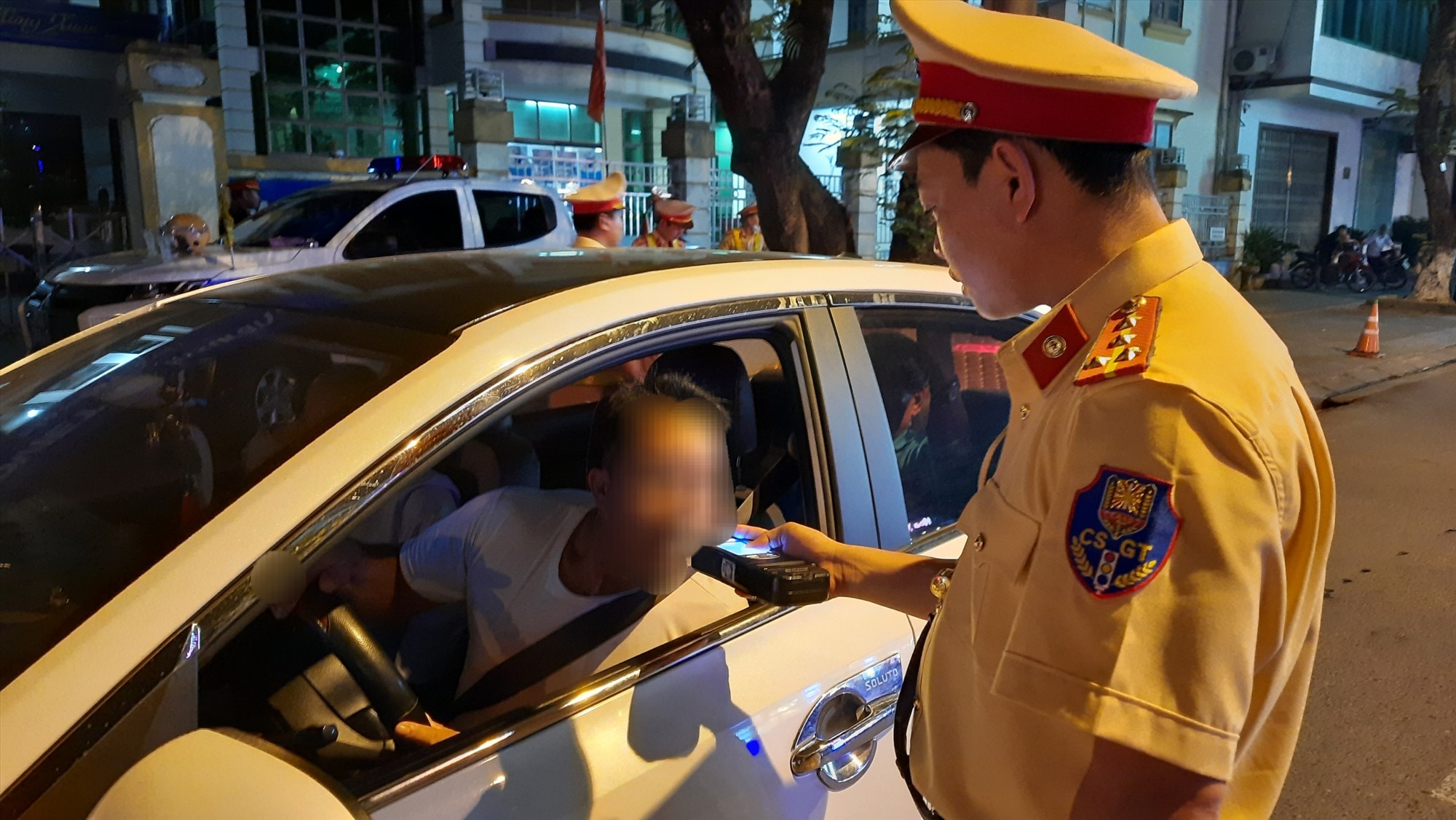 Lực lượng cảnh sát giao thông Công an TP. Đông Hà kiểm tra nồng độ cồn lái xe-Ảnh: Vân Phong