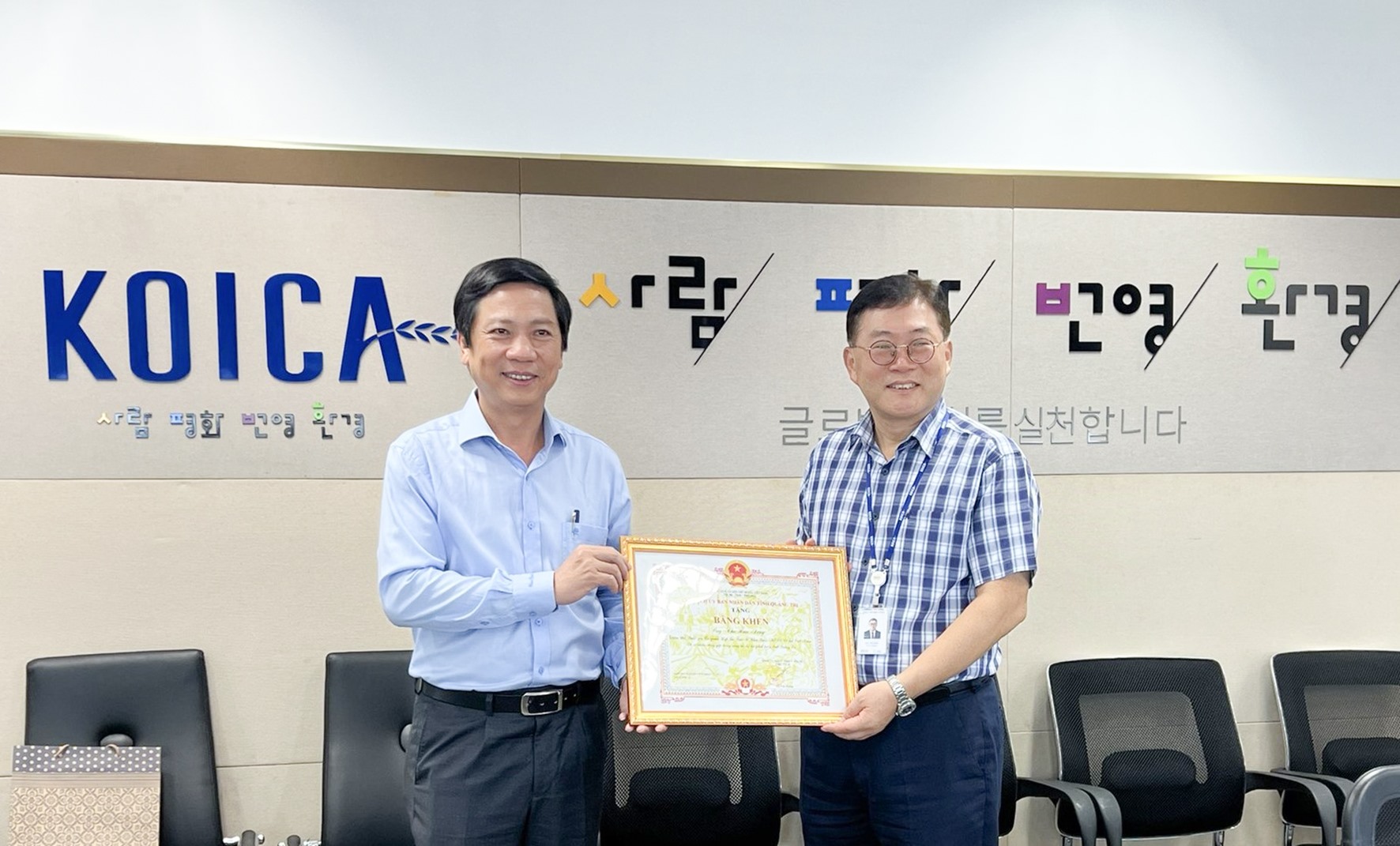 Phó Chủ tịch UBND tỉnh Hoàng Nam trao bằng khen của Chủ tịch UBND tỉnh cho ông Cho Han Deog - Giám đốc Quốc gia KOICA-Ảnh: Đình Thi