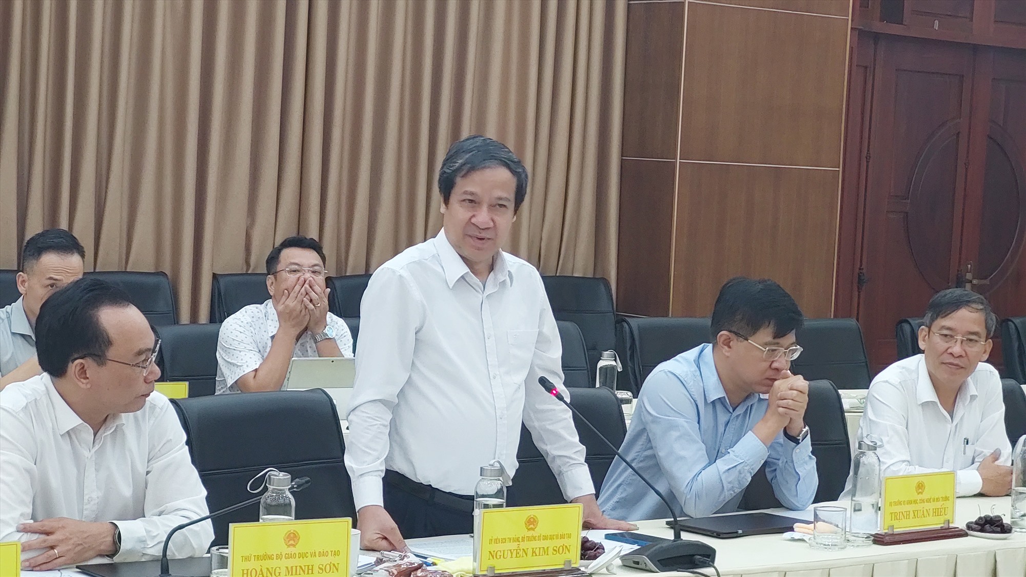 Bộ trưởng Bộ GD&ĐT Nguyễn Kim Sơn đánh giá cao nỗ lực của ngành giáo dục và đào tạo Quảng Trị trong điều kiện còn gặp nhiều khó khăn - Ảnh: TH