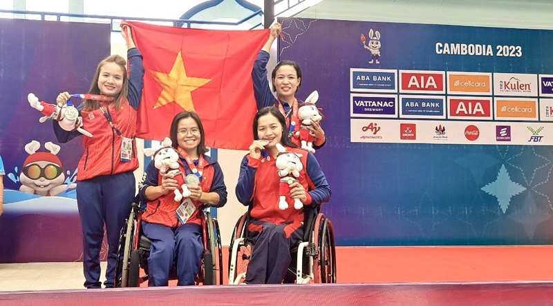 Hồ Thị Loan (thứ nhất, bên trái) cùng các thành viên Đội tuyển Bơi NKT Việt Nam trong niềm vui chiến thắng tại ASEAN Para Games lần thứ 12 - Ảnh: M.Đ