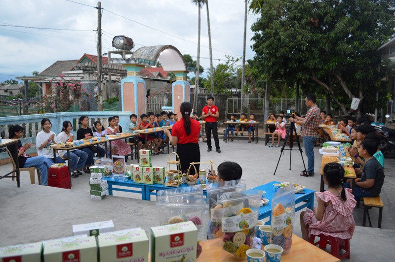 Lớp học giao tiếp miễn phí do Trung tâm Ngoại ngữ Bee Village tổ chức ở thôn Đạo Trung, xã Triệu Trung, huyện Triệu Phong - Ảnh: Đ.V