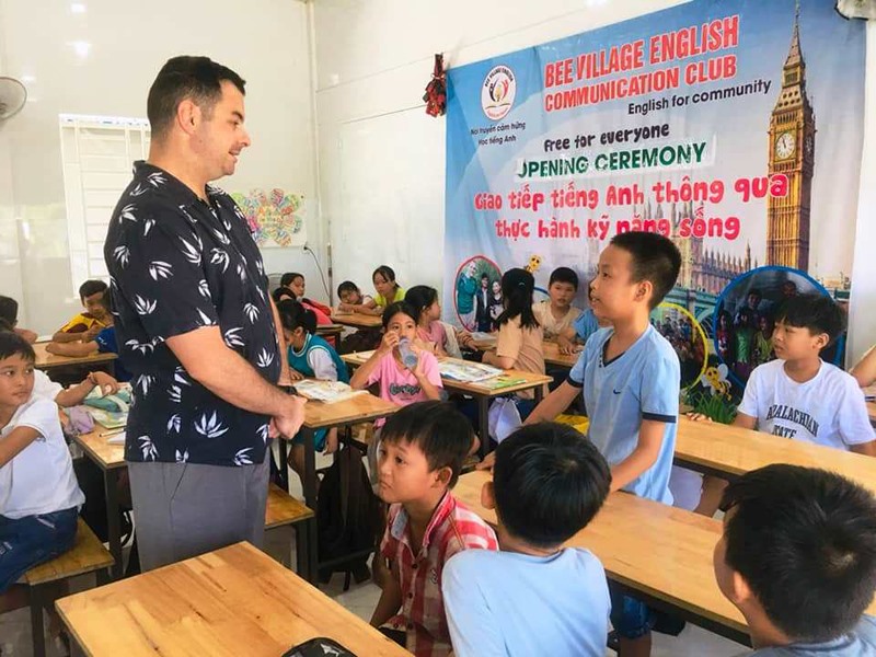 Các em học sinh tham gia CLB Tiếng Anh giao tiếp miễn phí do Trung tâm Ngoại ngữ Bee Village tổ chức hào hứng khi được học trực tiếp với giáo viên người nước ngoài - Ảnh: Đ.V