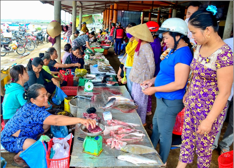 Số cá câu được sẽ bán ngay tại bãi biển cho khách, thương lái hoặc mang đi tiêu thụ tại các chợ trong vùng - Ảnh: TRẦN TUYỀN