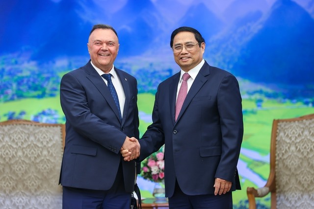 Thủ tướng Phạm Minh Chính tiếp ông Ivan Petrov, Chủ tịch Liên đoàn các Hiệp hội Giao nhận vận tải quốc tế (FIATA) - Ảnh: VGP/Nhật Bắc